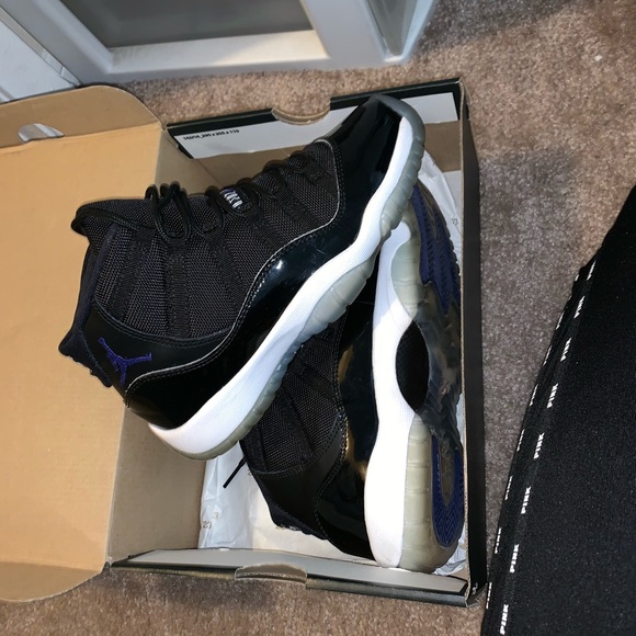 Kids size 5-5.5 Jordan’s & foams - Picture 2 of 7